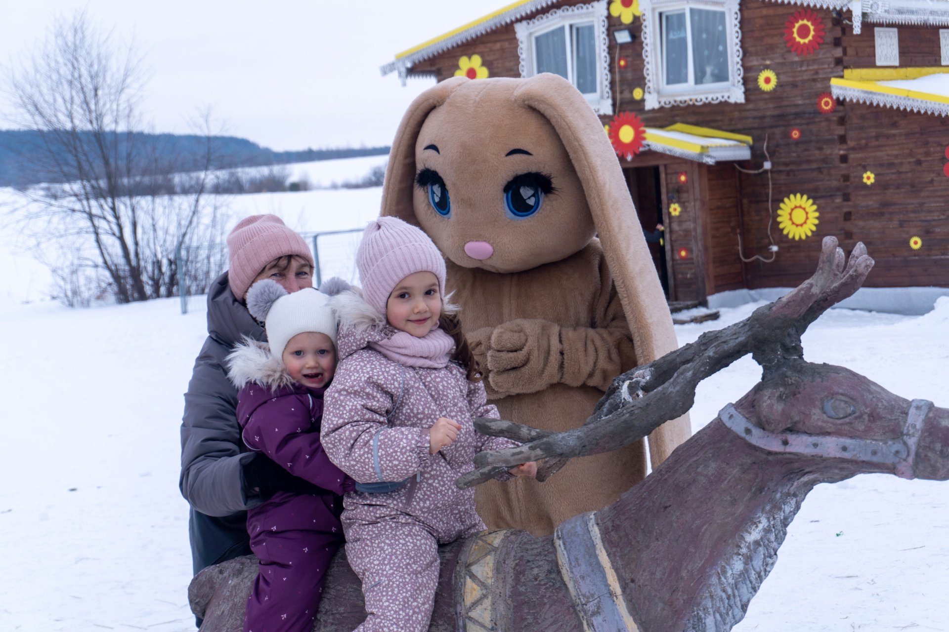 Школьники на зимней прогулке